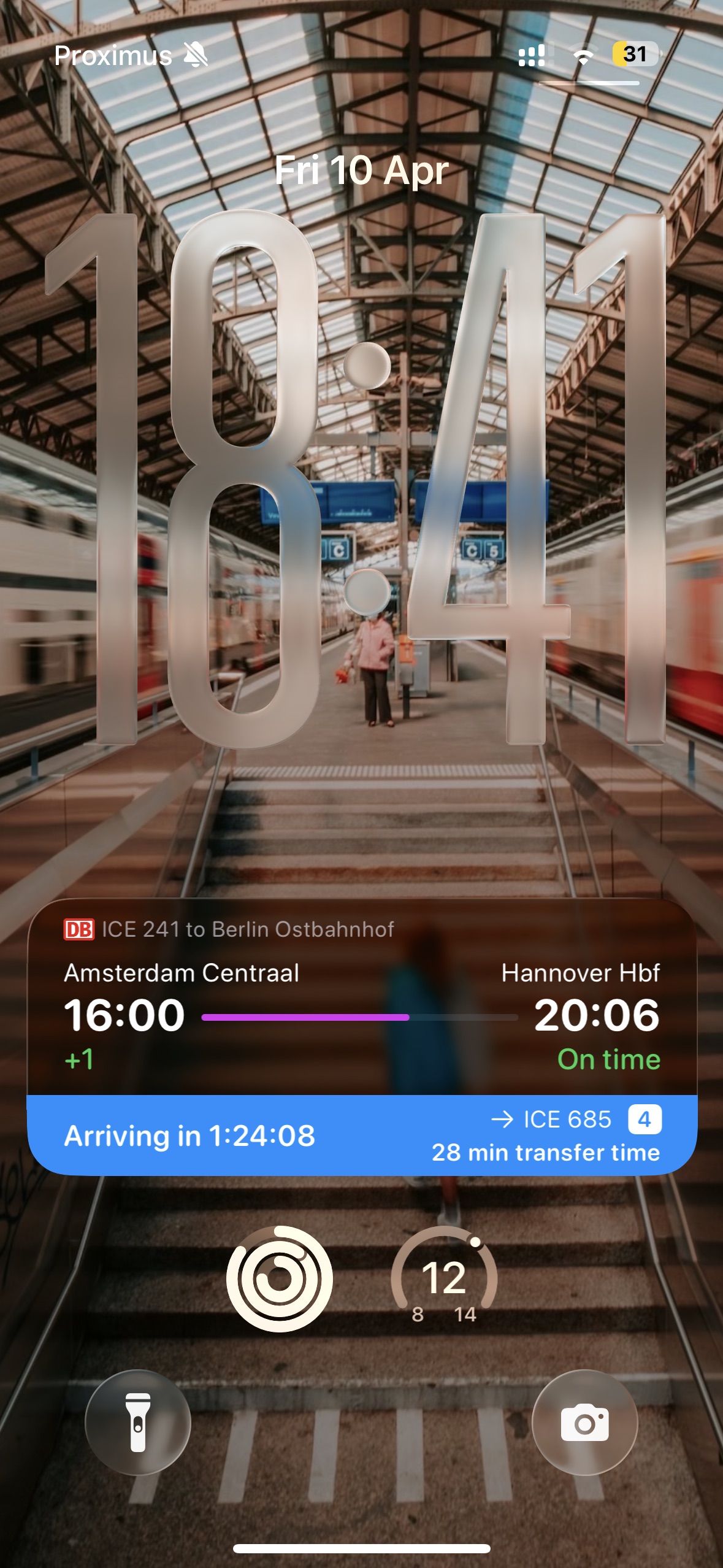 chuuchuu Live Activity on the lock screen showing live train journey updates
